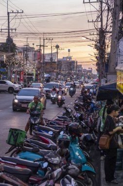 Şehirdeki Boroma At Road 'da trafik ya da Tayland' ın Uttaradit ilinde Uttaradit. Tayland, Uttaradit, 27 Kasım 2024.
