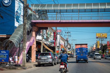 Tayland 'ın Uttaradit ilindeki Uttaradit şehrinde Boroma At Road' da trafik var. Tayland, Uttaradit, 28 Kasım 2024.