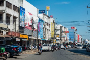 Tayland 'ın Uttaradit ilindeki Uttaradit şehrinde Boroma At Road' da trafik var. Tayland, Uttaradit, 28 Kasım 2024.