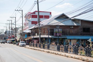 Tayland 'ın Uttaradit ilindeki Uttaradit şehrindeki Boroma At Road' daki Woodhouse. Tayland, Uttaradit, 28 Kasım 2024.