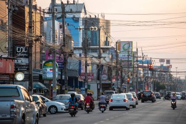 Tayland 'ın Uttaradit ilindeki Uttaradit şehrinde Boroma At Road' da trafik var. Tayland, Uttaradit, 28 Kasım 2024.