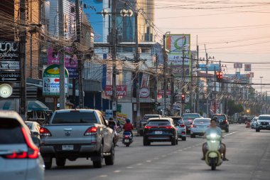 Tayland 'ın Uttaradit ilindeki Uttaradit şehrinde Boroma At Road' da trafik var. Tayland, Uttaradit, 28 Kasım 2024.