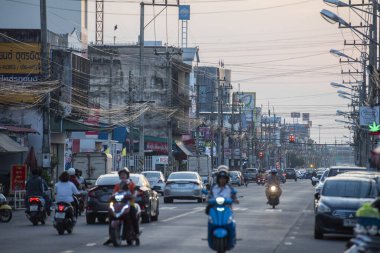 Tayland 'ın Uttaradit ilindeki Uttaradit şehrinde Boroma At Road' da trafik var. Tayland, Uttaradit, 28 Kasım 2024.