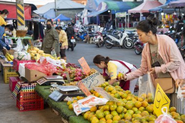 Tayland 'ın Uttaradit ilindeki Uttaradit şehrindeki Khlong Pho Market' te meyveler. Tayland, Uttaradit, Kasım 29, 2024.