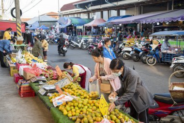 Tayland 'ın Uttaradit ilindeki Uttaradit şehrindeki Khlong Pho Market' te meyveler. Tayland, Uttaradit, Kasım 29, 2024.