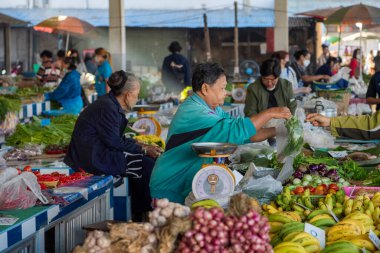 Tayland 'ın Uttaradit ilindeki Uttaradit şehrindeki Khlong Pho Pazarı. Tayland, Uttaradit, Kasım 29, 2024.