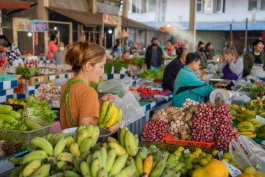 Tayland 'ın Uttaradit ilindeki Uttaradit şehrindeki Khlong Pho Pazarı. Tayland, Uttaradit, Kasım 29, 2024.