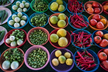 Tayland 'ın Uttaradit ilindeki Khlong Pho Market' te taze sebze. Tayland, Uttaradit, Kasım 29, 2024.