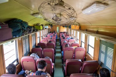 Tayland 'ın Uttaradit ilindeki Uttaradit şehrinde bir Tayland tren vagonunda. Tayland, Uttaradit, Kasım 29, 2024.