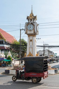 Uttaradit 'in başkenti Tayland' ın Uttaradit şehrindeki Saat Kulesi 'nde. Tayland, Uttaradit, 26 Kasım 2024.