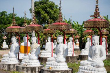 Tayland 'ın Uttaradit ili yakınlarındaki Wat Khung Taphao' da Buda figürleri. Tayland, Uttaradit, 26 Kasım 2024.