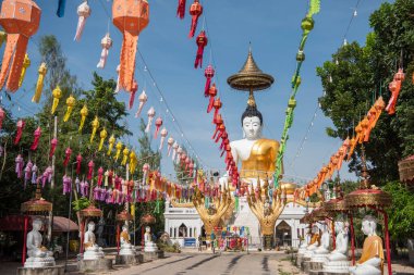Uttaradit şehrinin Uttaradit kenti yakınlarındaki Wat Khung Taphao 'da Büyük Buda. Tayland, Uttaradit, 26 Kasım 2024.