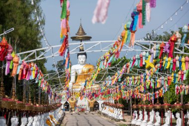 Uttaradit şehrinin Uttaradit kenti yakınlarındaki Wat Khung Taphao 'da Büyük Buda. Tayland, Uttaradit, 26 Kasım 2024.