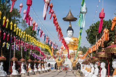 Uttaradit şehrinin Uttaradit kenti yakınlarındaki Wat Khung Taphao 'da Büyük Buda. Tayland, Uttaradit, 26 Kasım 2024.