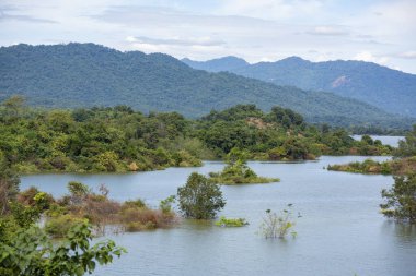 Tayland 'ın Uttaradit ilindeki Chong Khao Khat Barajı' ndaki Sirikit Gölü manzarası. Tayland, Uttaradit, 27 Kasım 2024.