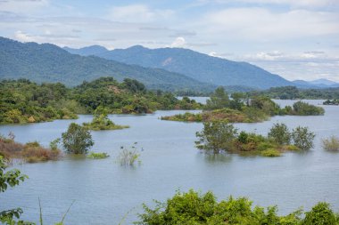 Tayland 'ın Uttaradit ilindeki Chong Khao Khat Barajı' ndaki Sirikit Gölü manzarası. Tayland, Uttaradit, 27 Kasım 2024.