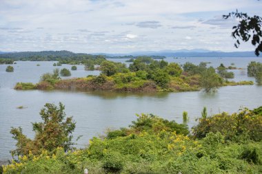 Tayland 'ın Uttaradit ilindeki Chong Khao Khat Barajı' ndaki Sirikit Gölü manzarası. Tayland, Uttaradit, 27 Kasım 2024.