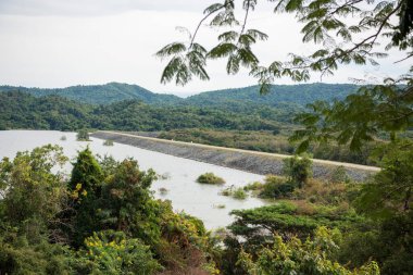 Tayland 'ın Uttaradit ilindeki Chong Khao Khat Barajı' ndaki Sirikit Gölü manzarası. Tayland, Uttaradit, 27 Kasım 2024.