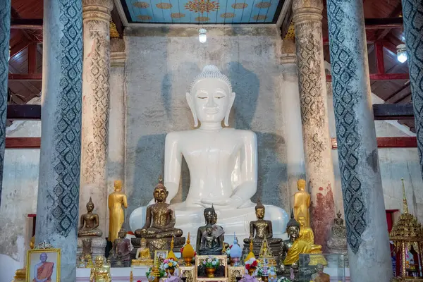 Wat Phra Borommathat Thung Yang Tayland 'ın Uttaradit şehrinin yakınlarında. Tayland, Uttaradit, 26 Kasım 2024.