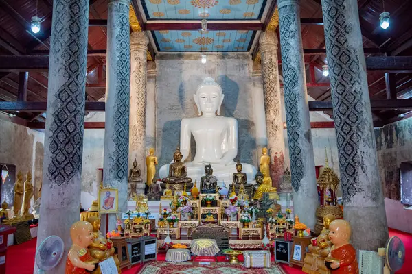 Wat Phra Borommathat Thung Yang Tayland 'ın Uttaradit şehrinin yakınlarında. Tayland, Uttaradit, 26 Kasım 2024.