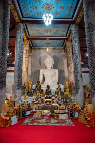 Wat Phra Borommathat Thung Yang Tayland 'ın Uttaradit şehrinin yakınlarında. Tayland, Uttaradit, 26 Kasım 2024.