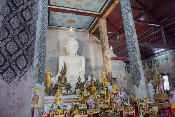 Wat Phra Borommathat Thung Yang Tayland 'ın Uttaradit şehrinin yakınlarında. Tayland, Uttaradit, 26 Kasım 2024.