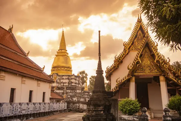 Wat Phra Borommathat Thung Yang Tayland 'ın Uttaradit şehrinin yakınlarında. Tayland, Uttaradit, 26 Kasım 2024.