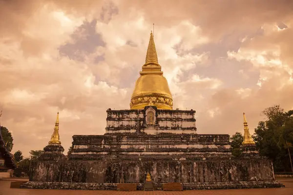Wat Phra Borommathat Thung Yang Tayland 'ın Uttaradit şehrinin yakınlarında. Tayland, Uttaradit, 26 Kasım 2024.