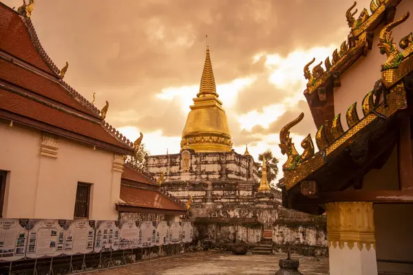 Wat Phra Borommathat Thung Yang Tayland 'ın Uttaradit şehrinin yakınlarında. Tayland, Uttaradit, 26 Kasım 2024.