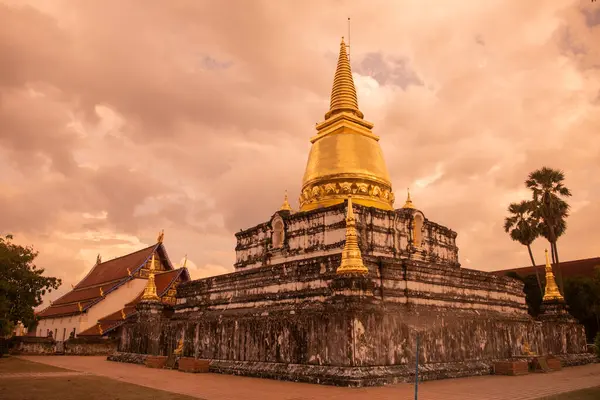 Wat Phra Borommathat Thung Yang Tayland 'ın Uttaradit şehrinin yakınlarında. Tayland, Uttaradit, 26 Kasım 2024.
