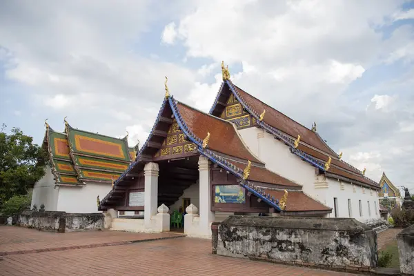 Wat Phra Borommathat Thung Yang Tayland 'ın Uttaradit şehrinin yakınlarında. Tayland, Uttaradit, 26 Kasım 2024.