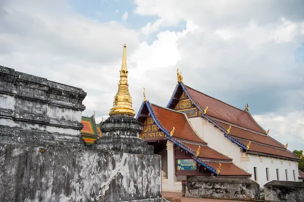 Wat Phra Borommathat Thung Yang Tayland 'ın Uttaradit şehrinin yakınlarında. Tayland, Uttaradit, 26 Kasım 2024.