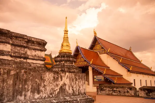 Wat Phra Borommathat Thung Yang Tayland 'ın Uttaradit şehrinin yakınlarında. Tayland, Uttaradit, 26 Kasım 2024.