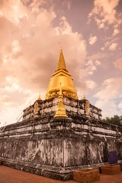 Wat Phra Borommathat Thung Yang Tayland 'ın Uttaradit şehrinin yakınlarında. Tayland, Uttaradit, 26 Kasım 2024.