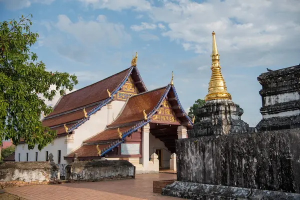 Wat Phra Borommathat Thung Yang Tayland 'ın Uttaradit şehrinin yakınlarında. Tayland, Uttaradit, 26 Kasım 2024.