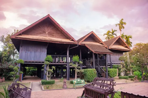 Tayland 'ın Uttaradit ili yakınlarındaki Laplae Town' daki Mueang Laplae Müzesi 'nde Woodhouse. Tayland, Uttaradit, 26 Kasım 2024.