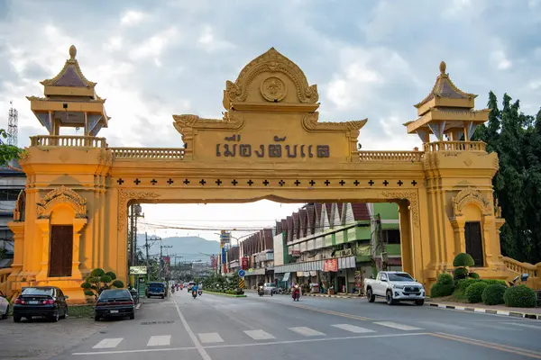 Tayland 'ın Uttaradit ilinin Uttaradit kenti yakınlarındaki Laplae Town' da şehir kapısı. Tayland, Uttaradit, 26 Kasım 2024.