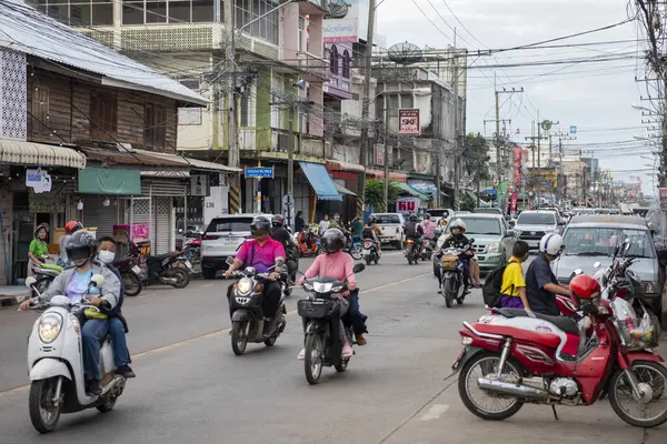 Şehirdeki Boroma At Road 'da trafik ya da Tayland' ın Uttaradit ilinde Uttaradit. Tayland, Uttaradit, 27 Kasım 2024.