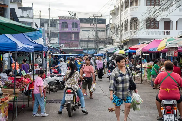 Şehirdeki Khlong Pho Pazarı ya da Tayland 'ın Uttaradit Eyaleti' ndeki Uttaradit. Tayland, Uttaradit, 27 Kasım 2024.