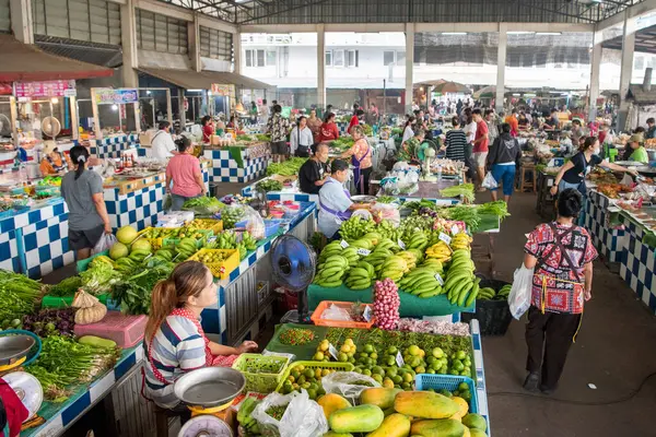 Şehirdeki Khlong Pho Pazarı ya da Tayland 'ın Uttaradit Eyaleti' ndeki Uttaradit. Tayland, Uttaradit, 27 Kasım 2024.