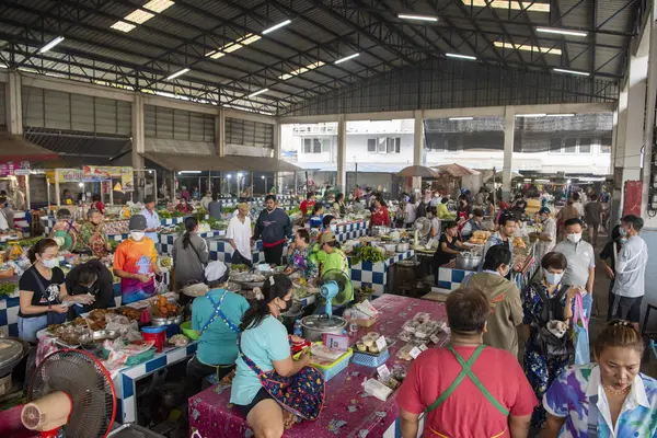 Şehirdeki Khlong Pho Pazarı ya da Tayland 'ın Uttaradit Eyaleti' ndeki Uttaradit. Tayland, Uttaradit, 27 Kasım 2024.