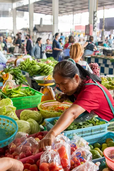Şehirdeki Khlong Pho Pazarı ya da Tayland 'ın Uttaradit Eyaleti' ndeki Uttaradit. Tayland, Uttaradit, 27 Kasım 2024.