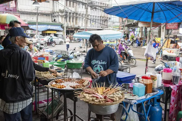Şehirdeki Khlong Pho Pazarı ya da Tayland 'ın Uttaradit Eyaleti' ndeki Uttaradit. Tayland, Uttaradit, 27 Kasım 2024.