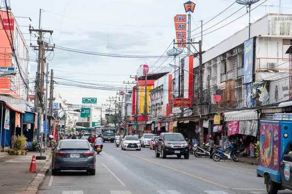 Şehirdeki Boroma At Road 'da trafik ya da Tayland' ın Uttaradit ilinde Uttaradit. Tayland, Uttaradit, 27 Kasım 2024.