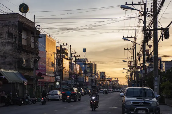 Şehirdeki Boroma At Road 'da trafik ya da Tayland' ın Uttaradit ilinde Uttaradit. Tayland, Uttaradit, 27 Kasım 2024.