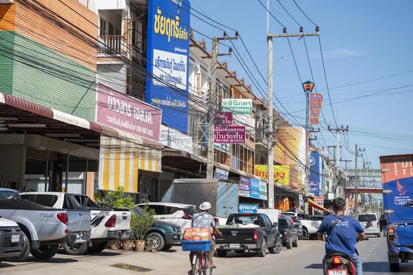 Tayland 'ın Uttaradit ilindeki Uttaradit şehrinde Boroma At Road' da trafik var. Tayland, Uttaradit, 28 Kasım 2024.