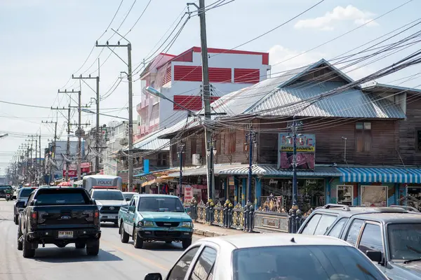 Tayland 'ın Uttaradit ilindeki Uttaradit şehrinde Boroma At Road' da trafik var. Tayland, Uttaradit, 28 Kasım 2024.