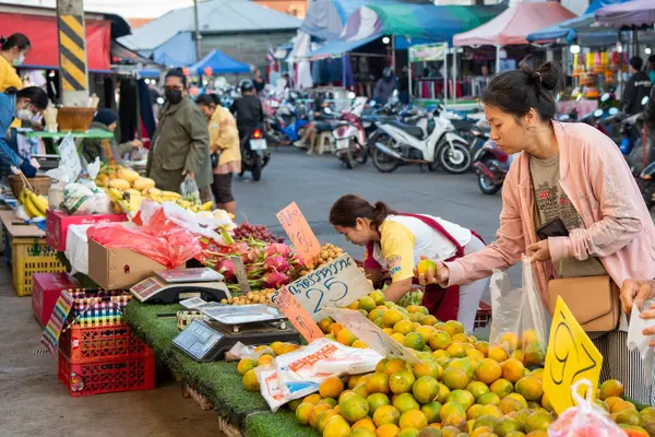 Tayland 'ın Uttaradit ilindeki Uttaradit şehrindeki Khlong Pho Market' te meyveler. Tayland, Uttaradit, Kasım 29, 2024.