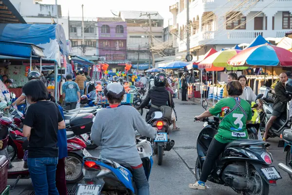 Tayland 'ın Uttaradit ilindeki Khlong Pho Market' te insanlar ve trafik. Tayland, Uttaradit, Kasım 29, 2024.