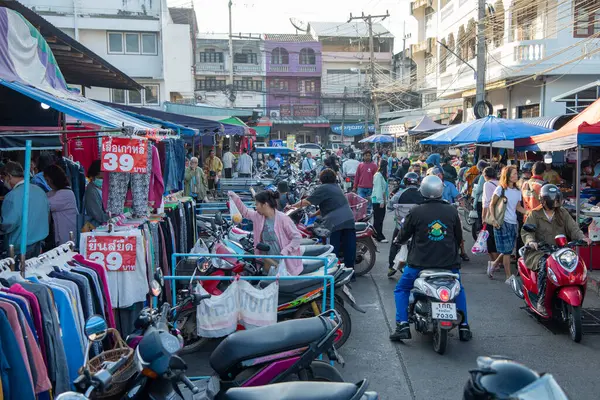 Tayland 'ın Uttaradit ilindeki Khlong Pho Market' te insanlar ve trafik. Tayland, Uttaradit, Kasım 29, 2024.